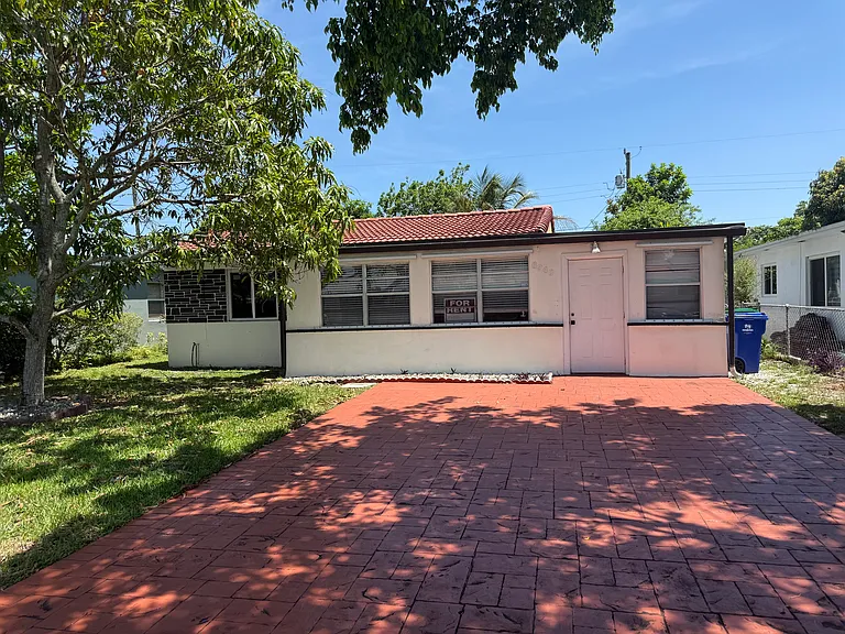 6240 SW 22nd Ct — Photo 1