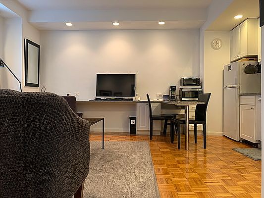 3rd image of 150 W 51st St APT 1831