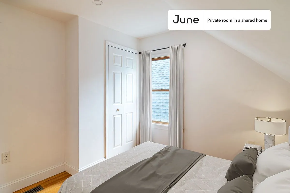 Full bedroom in 6 bed/2 bath home in Somerville #1379 E — Photo 1