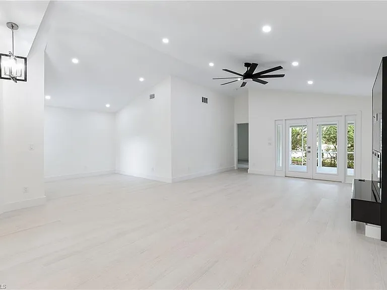 116 Fountain Cir — Photo 19