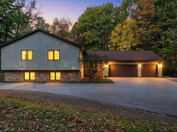 2703 Red Pine Ct, Green Bay, WI 54313