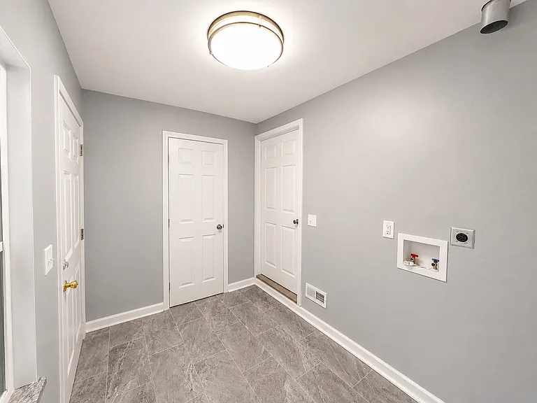 93 N Oakley Ave — Photo 4