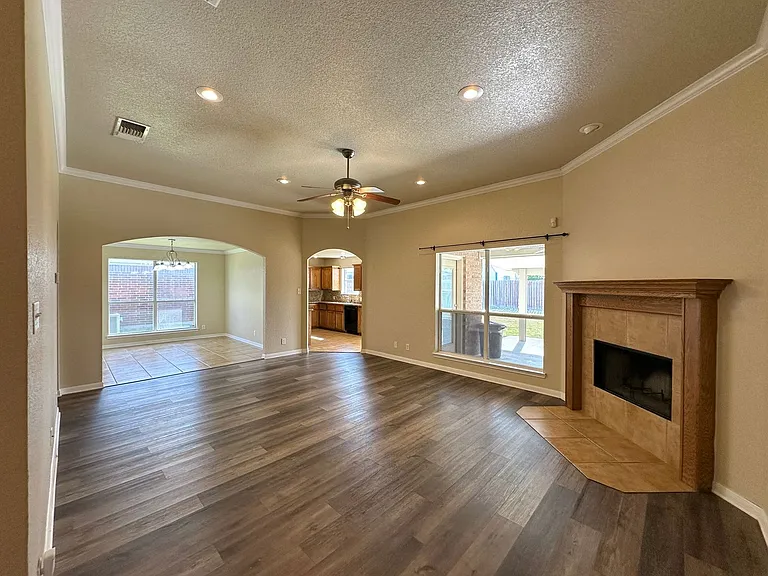 2601 Lavender Ln — Photo 2