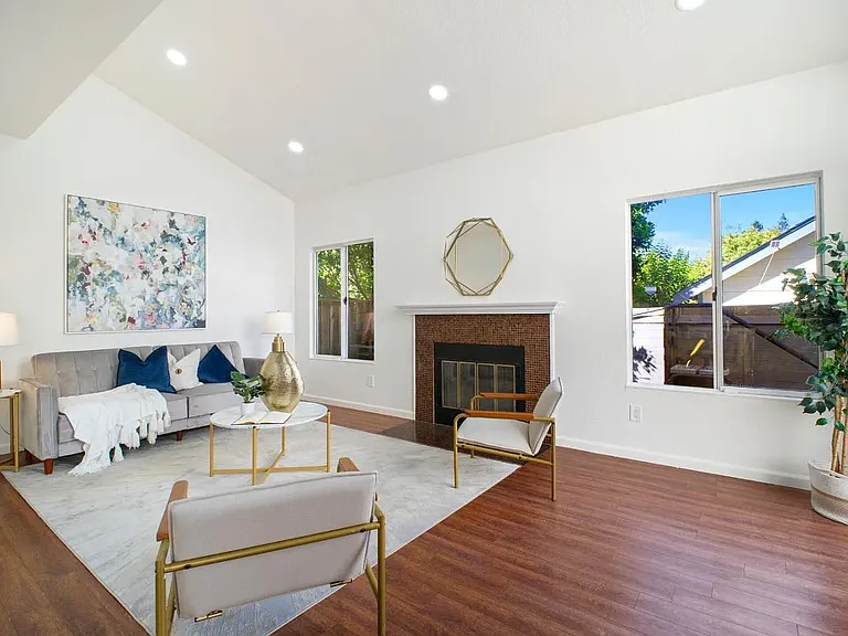 1796 Lucretia Ave — Photo 3