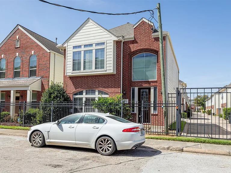 1716 Aden Dr — Photo 2