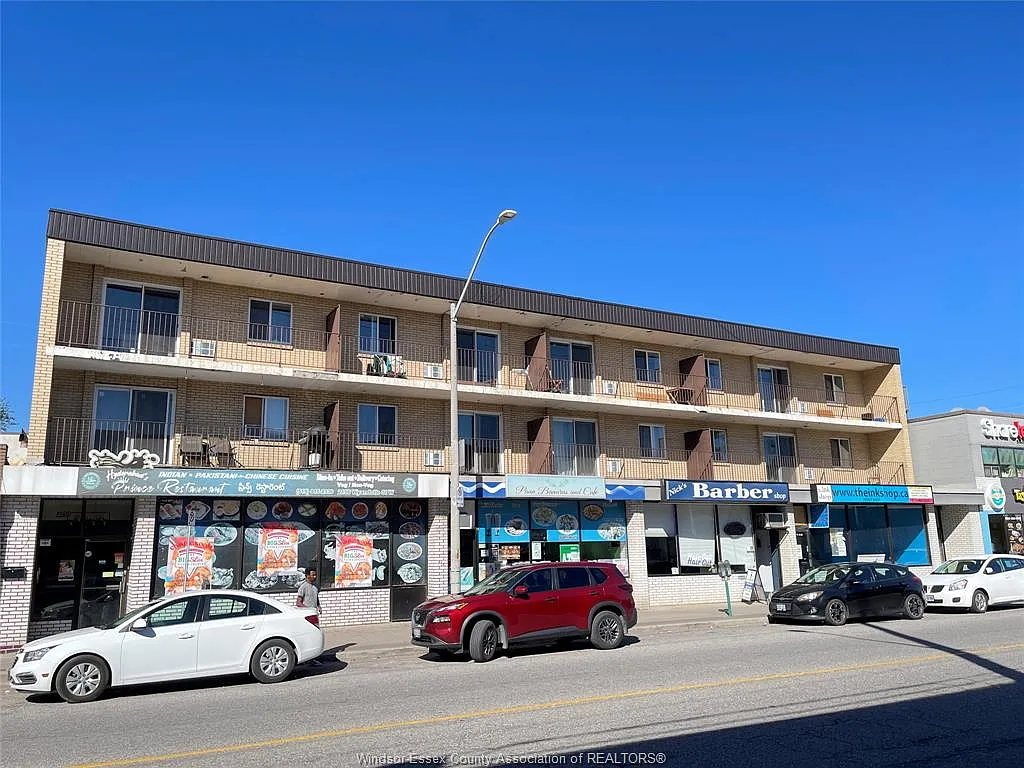 2136 Wyandotte St W — Photo 3