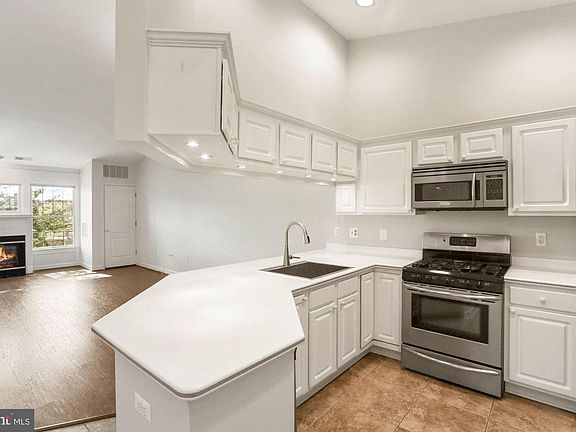 4th image of 6924 Fairfax Dr Unit 424