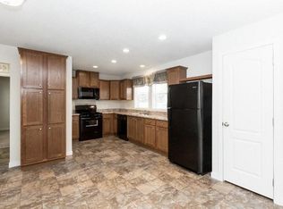 25249 Carmel St, Woodhaven, MI 48183