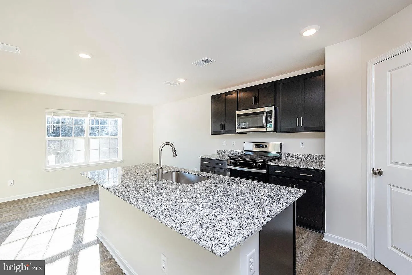 3 bed, 2.5 bath, 1665 sqft, $2,400 — Photo 4