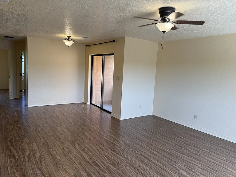 1721 Girard Blvd SE #C — Photo 2