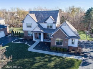 5222 Sandlewood Dr, Commerce Township, MI 48382