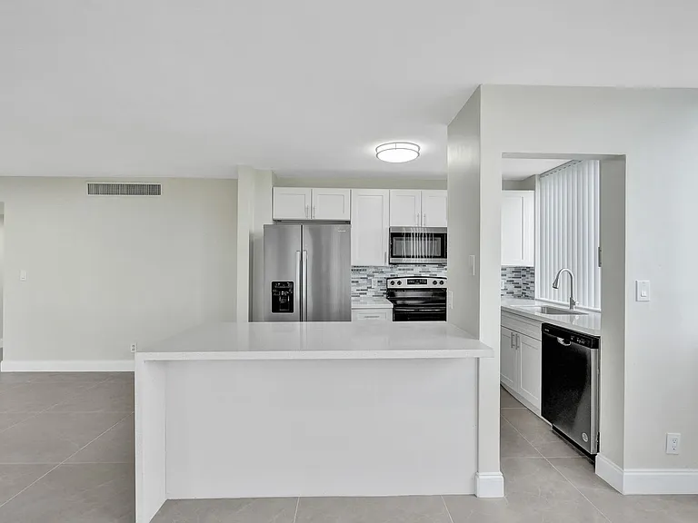 4222 Inverrary Blvd — Photo 4