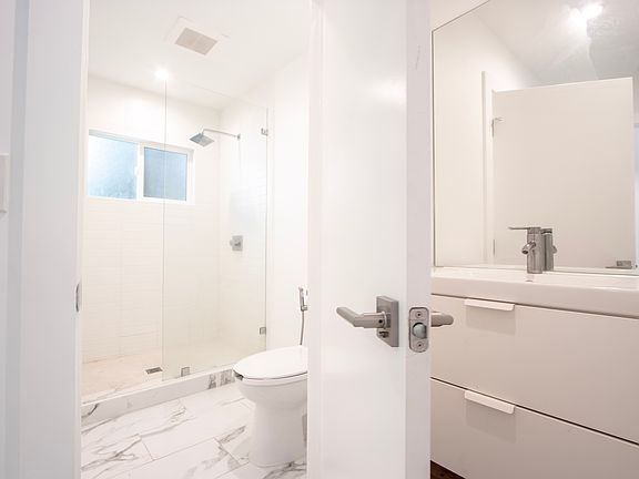 5th image of 566 N Kenmore Ave #2