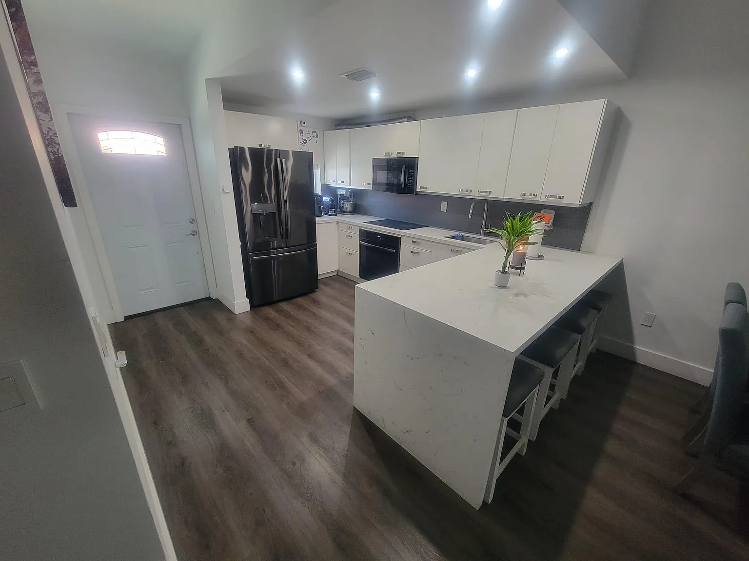 3 bed, 1128 sqft, $3,200 — Photo 3