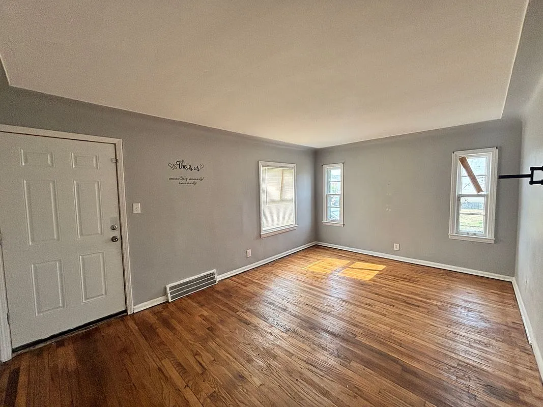 2 bed, 1.0 bath, 814 sqft, $1,250 — Photo 2