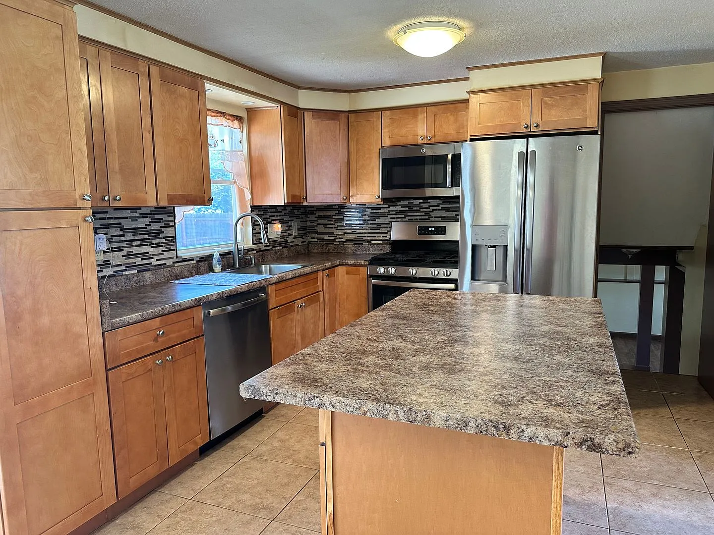 Beautiful 3-Bedroom Single Family House for Rent in Springfield! — Photo 2