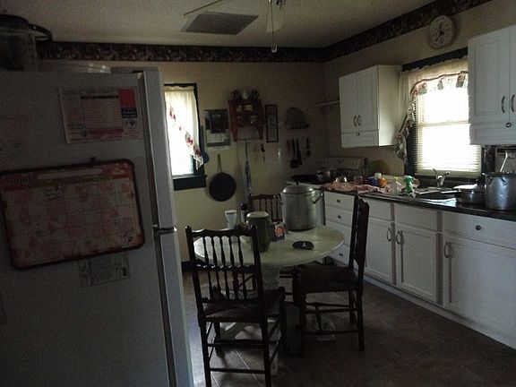 4th image of 229 Main St