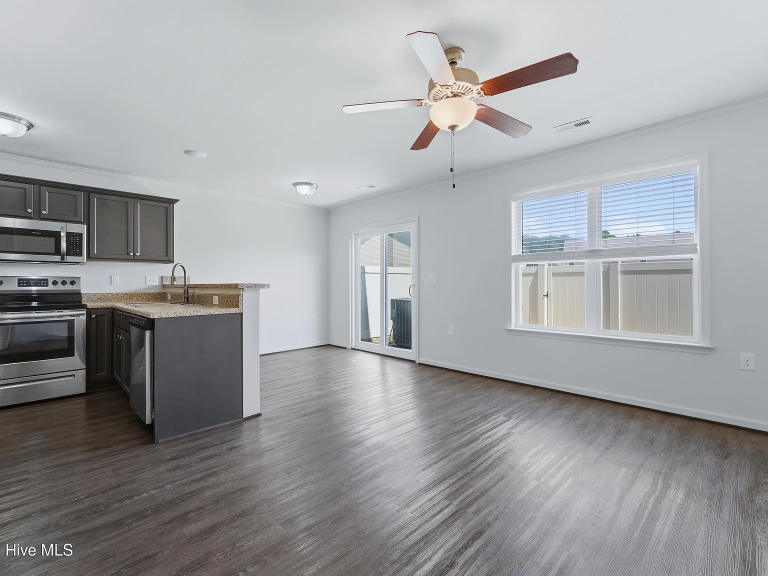 2 bed, 2.5 bath, 1132 sqft, $1,495 — Photo 4