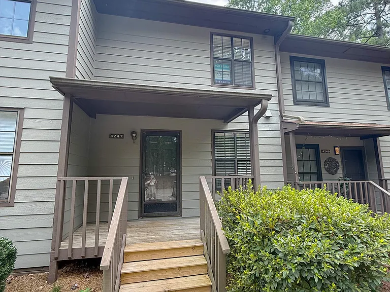 4247 The Oaks Dr — Photo 1