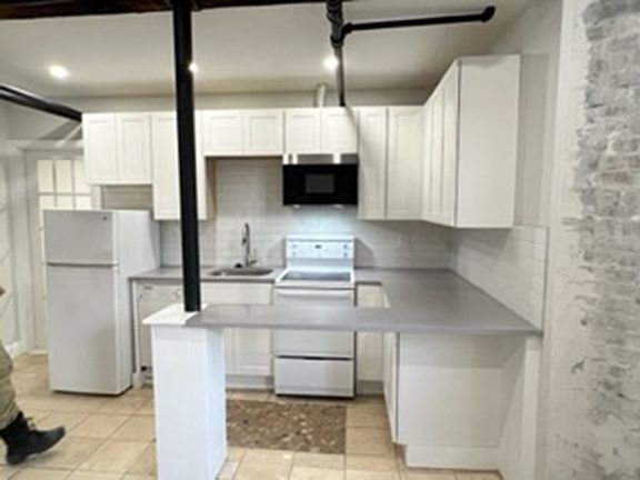 4th image of 147 Winthrop Rd APT 2
