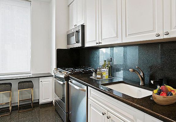 5th image of 240 E 39th St APT 22C