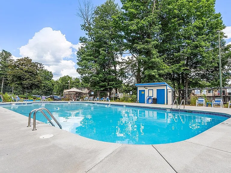 3 Pembroke Dr #5 — Photo 10