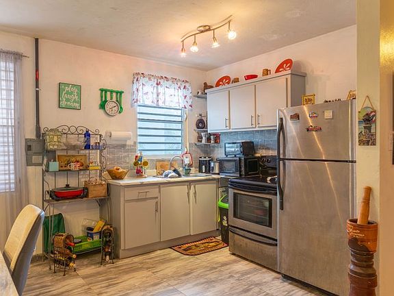 2nd image of 328 Calle 13 Urb Vis
