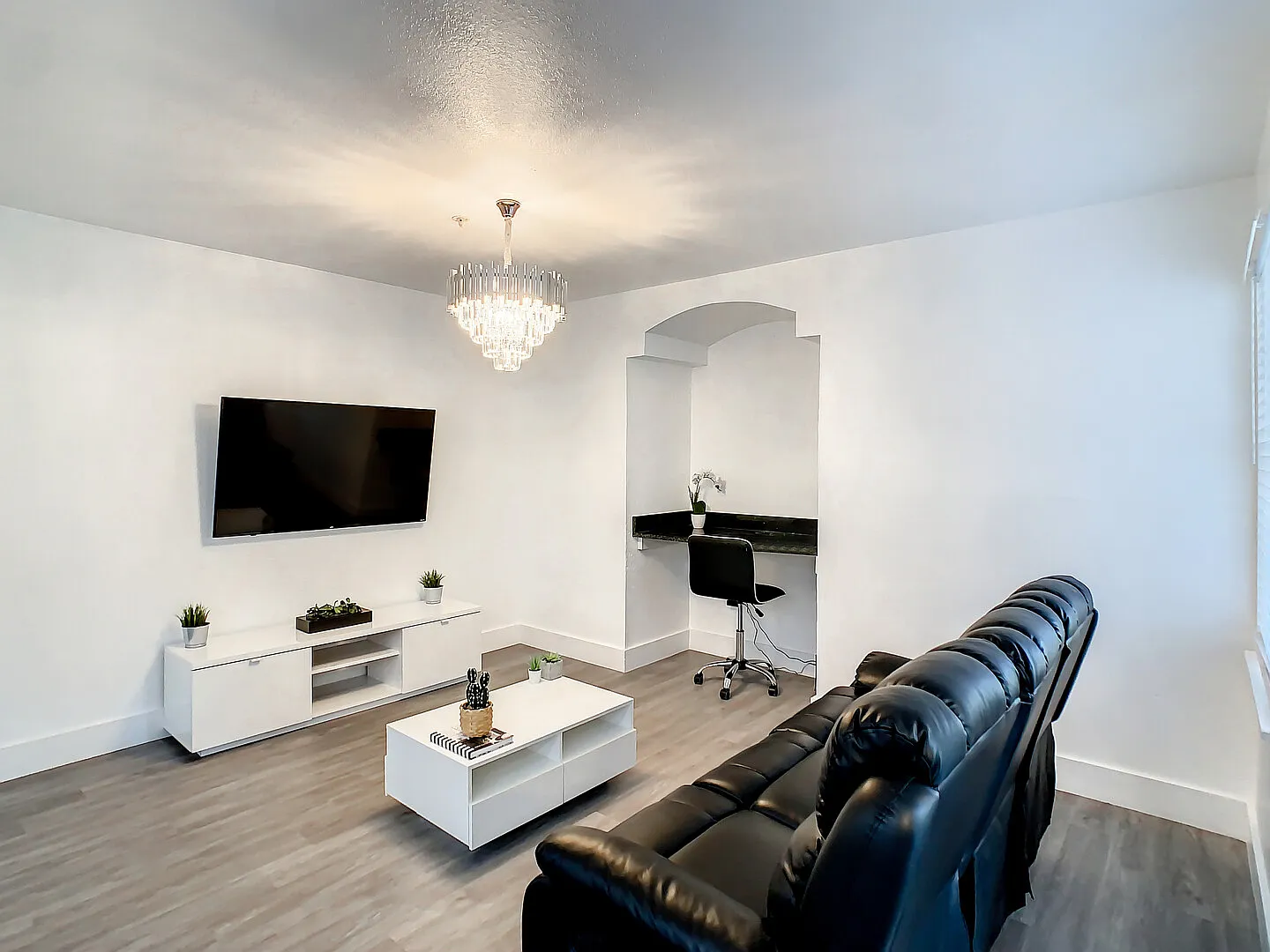 Stunning 2- Bedroom Contemporary Condo in Orlando — Photo 3