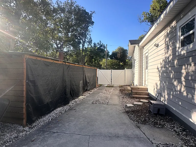 210 W Lambright St — Photo 33