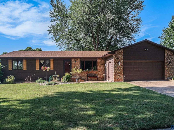 5813 W 32nd St, Sioux Falls, SD 57106