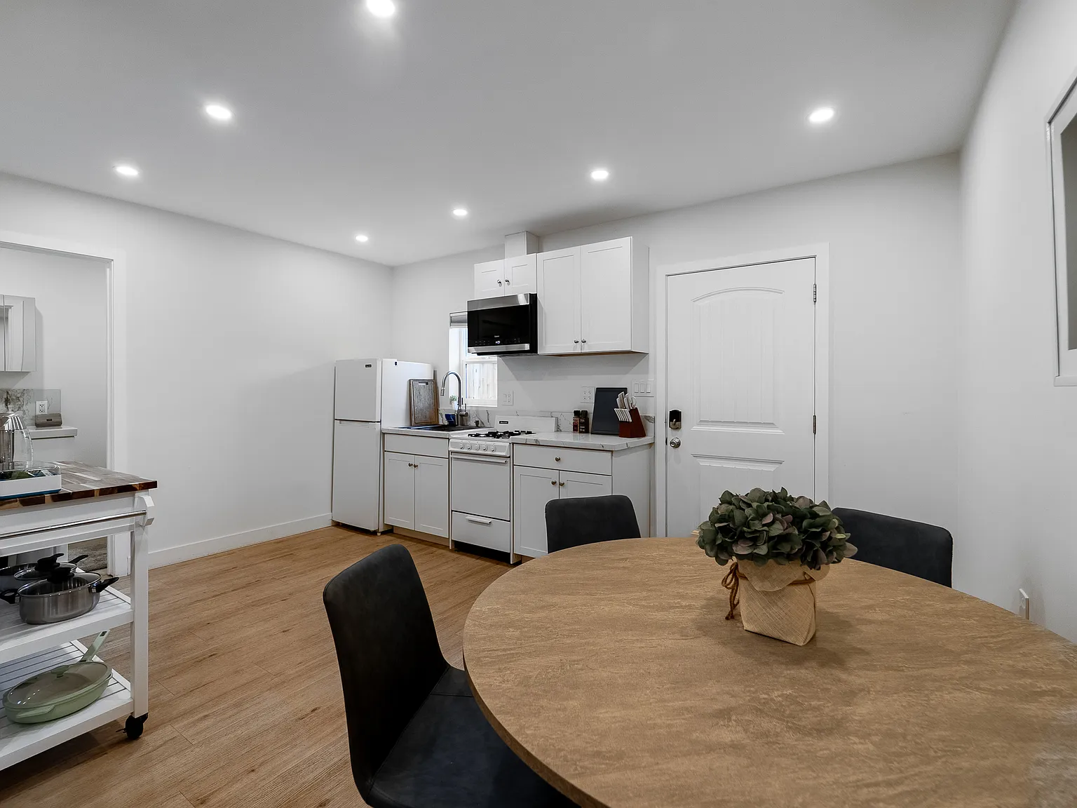 1 bed, 550 sqft, $1,999 — Photo 3
