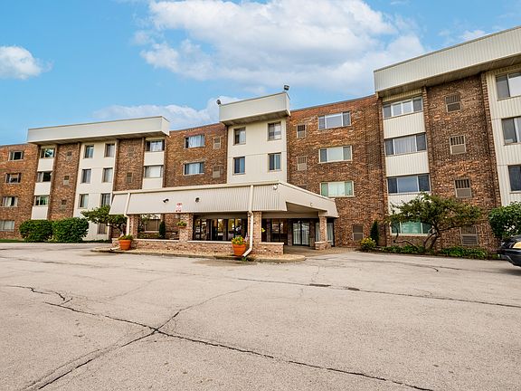 3rd image of 841 N York St APT 212