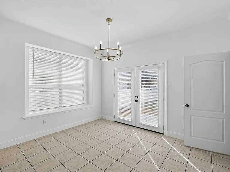 924 Charleston Ln — Photo 9