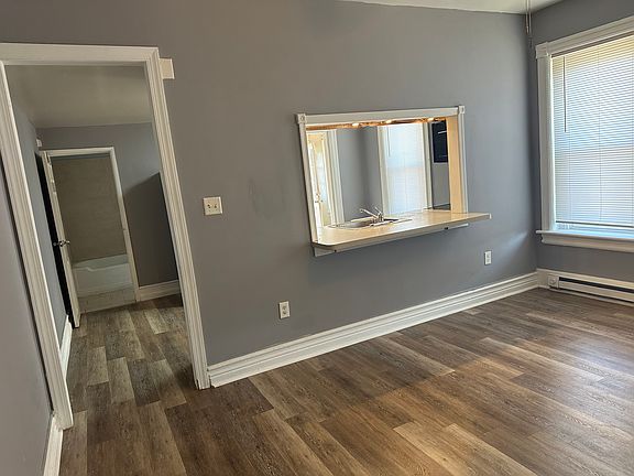 4th image of 401 W Washington St APT 1