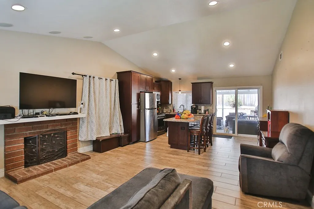 2 bed, 851 sqft, $3,000 — Photo 2