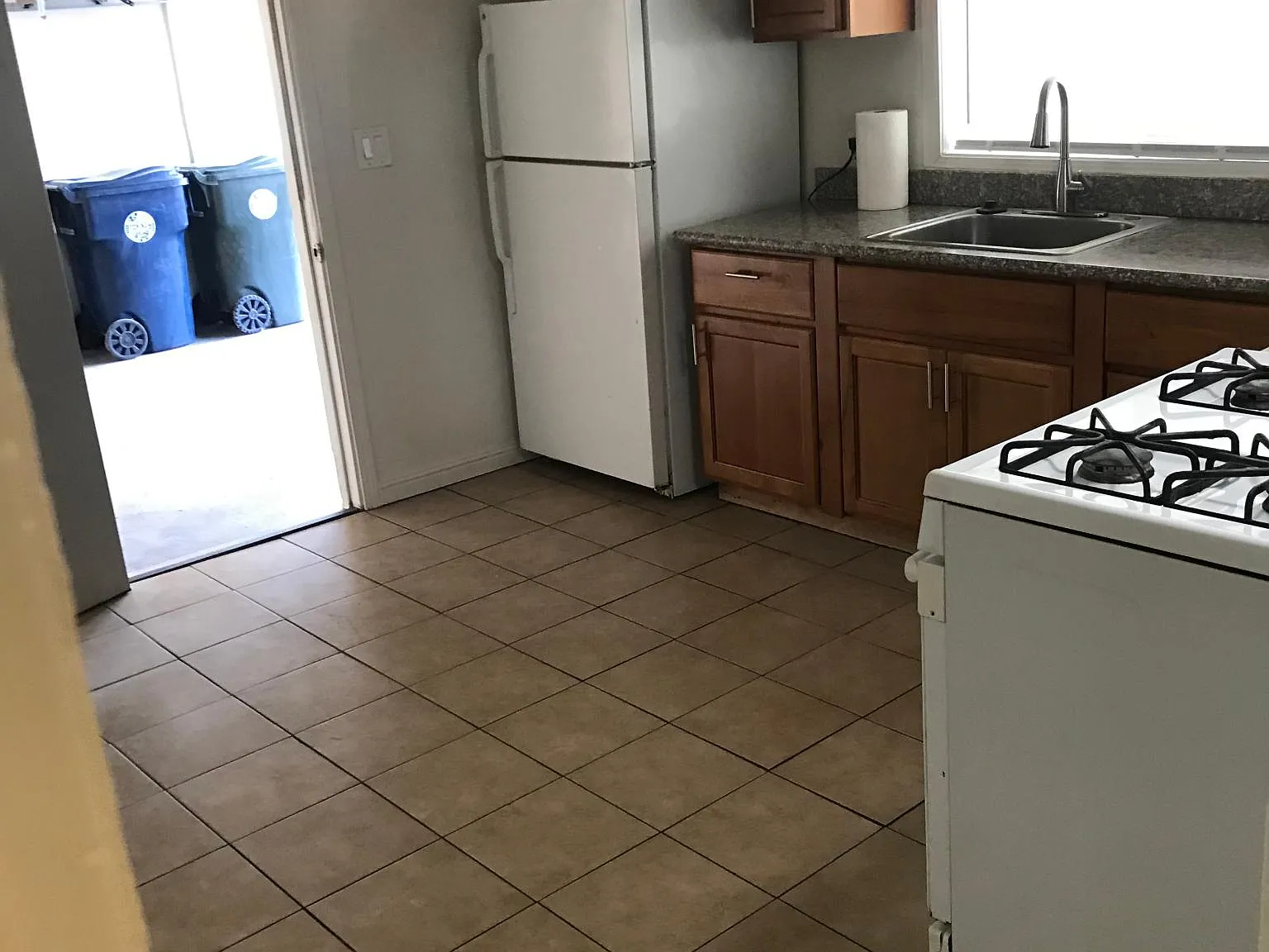 3 bed, 1000 sqft, $2,100 — Photo 1