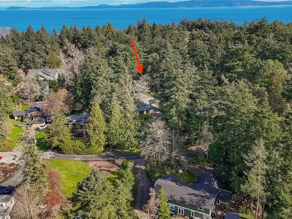 2660 Macdonald Dr E, Saanich, BC V8N 1X9
