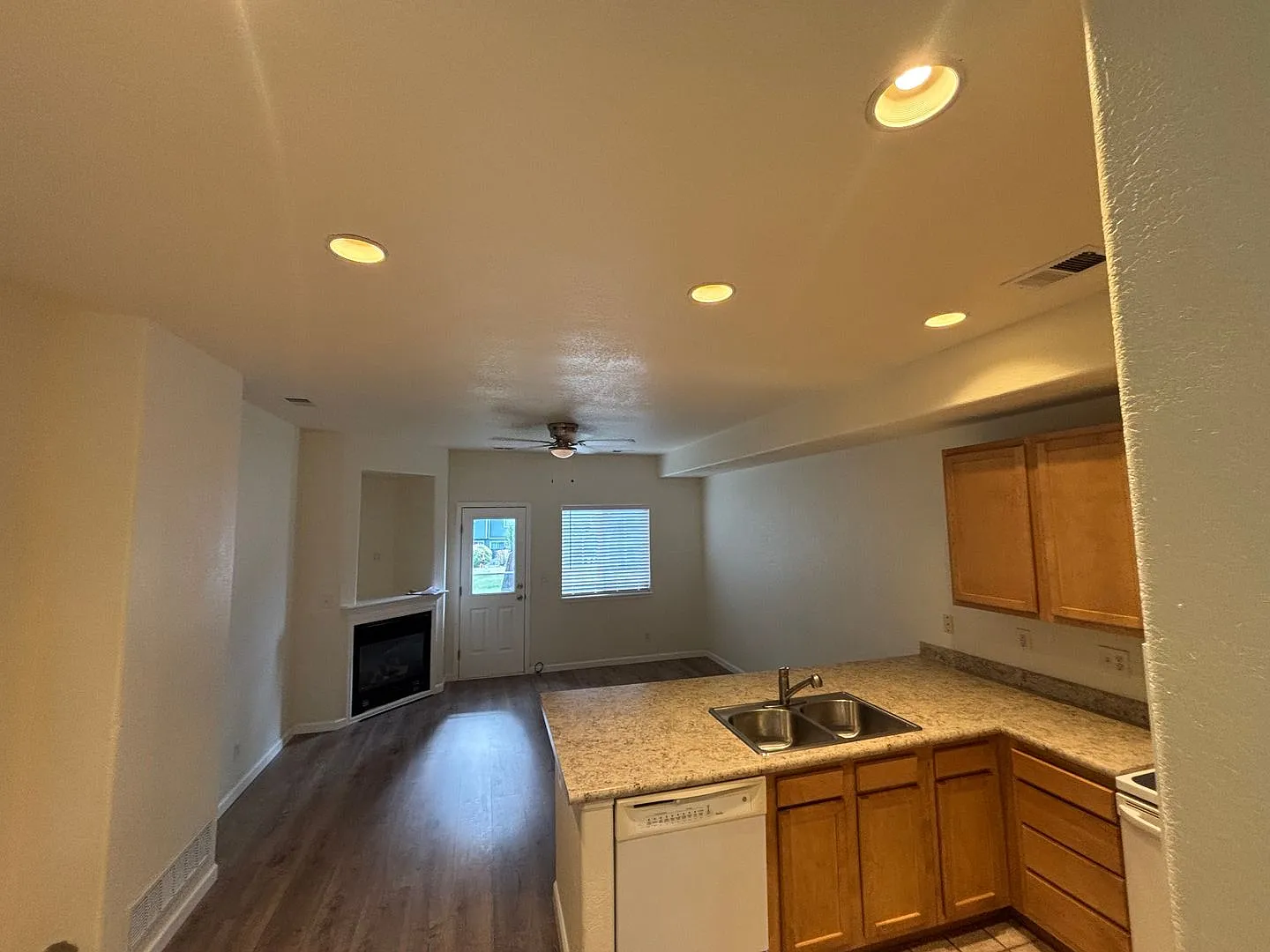 Charming 2 Bed/1.5 Bath Available Now — Photo 3