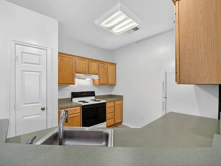 Brittany Commons Apartments — Photo 26