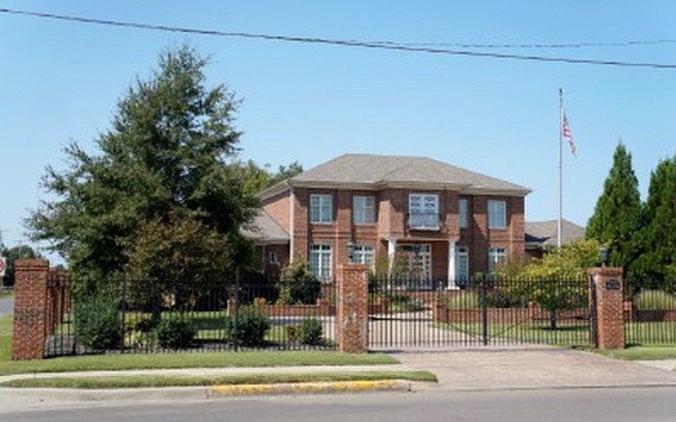 Cir. drive w electric gates
