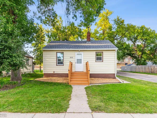 202 2nd Ave W, West Fargo, ND 58078