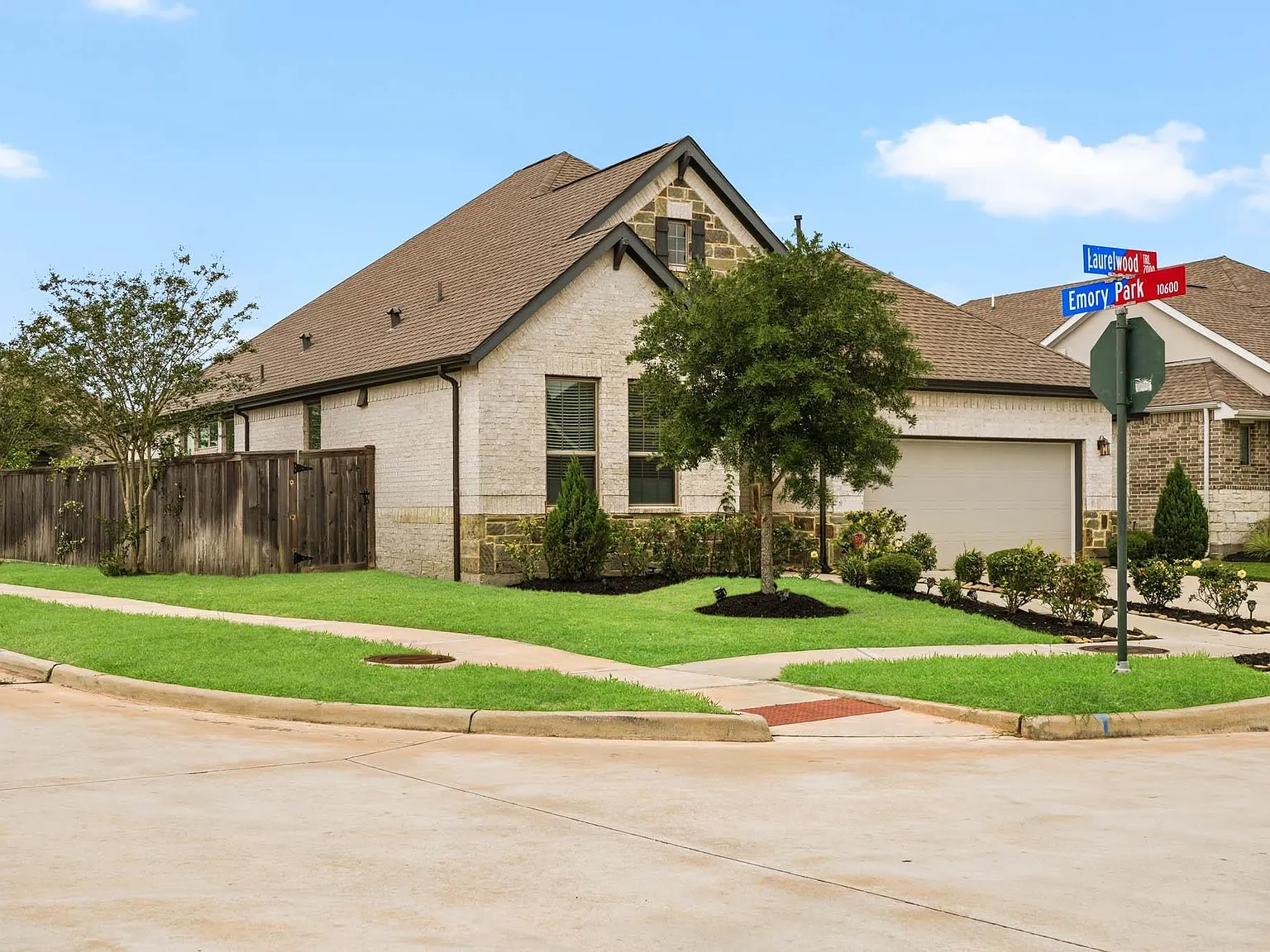 3 bed, 2.0 bath, 1893 sqft, $2,850 — Photo 3