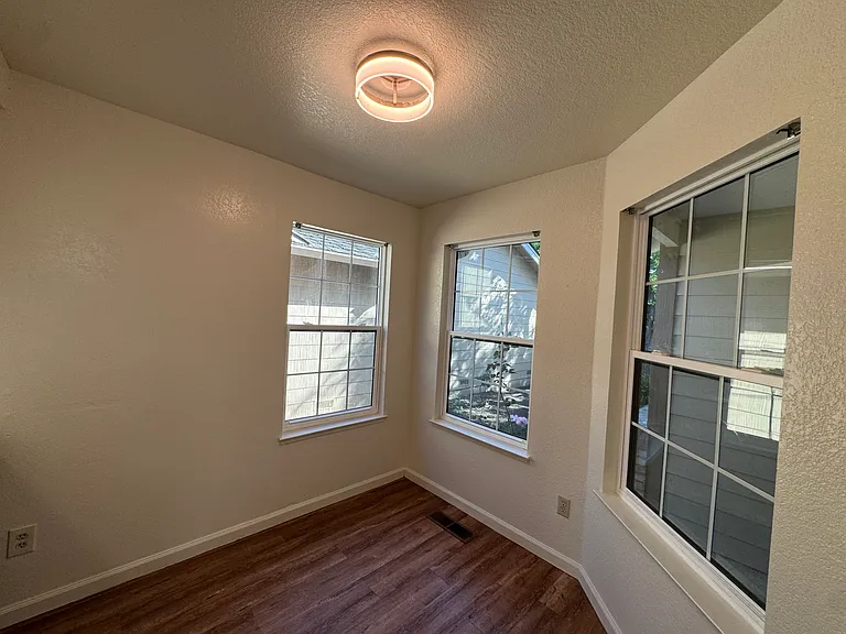 1870 Wembley Ct — Photo 8