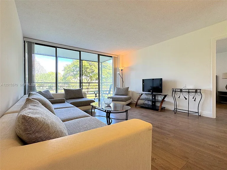 20400 W Country Club Dr #209 — Photo 4