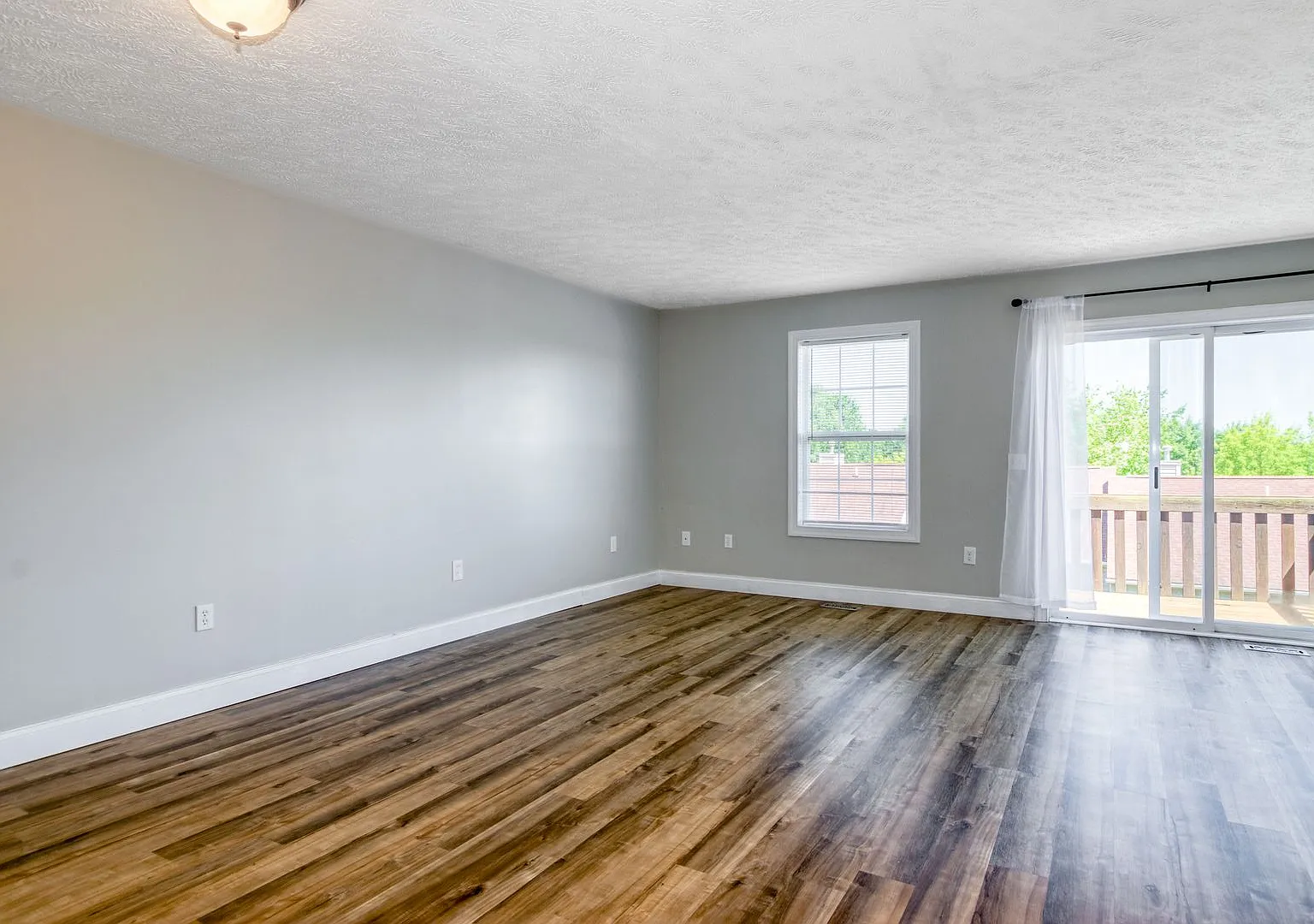 3 bed / 3 bath. Parking. Pet Friendly. — Photo 3