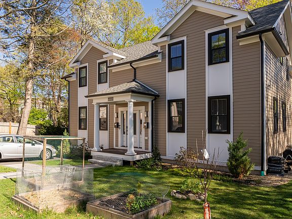 A view of your exclusive garden and parking space in front of the house