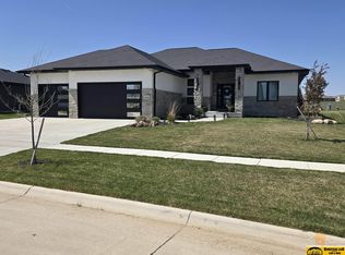 3540 Tree Line Dr, Lincoln, NE 68516