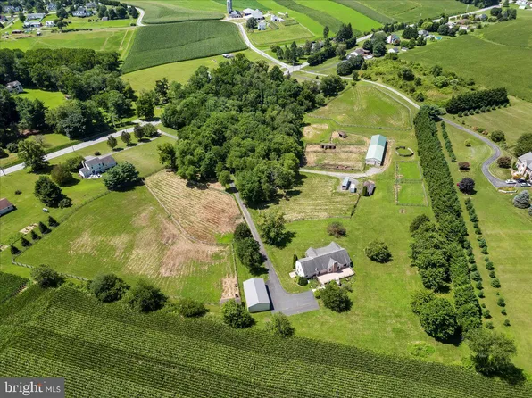 883 Main St, Fawn Grove, PA 17321