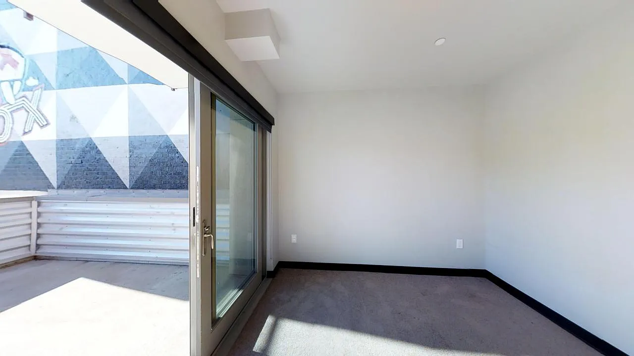 3 bed, 908 sqft, $6,450 — Photo 3