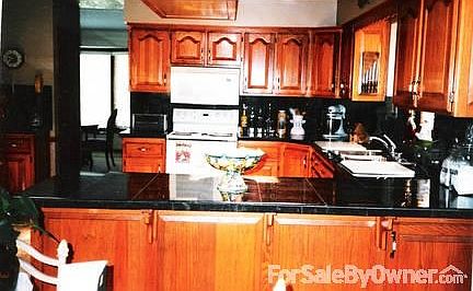 4th image of 10425 Barton St
